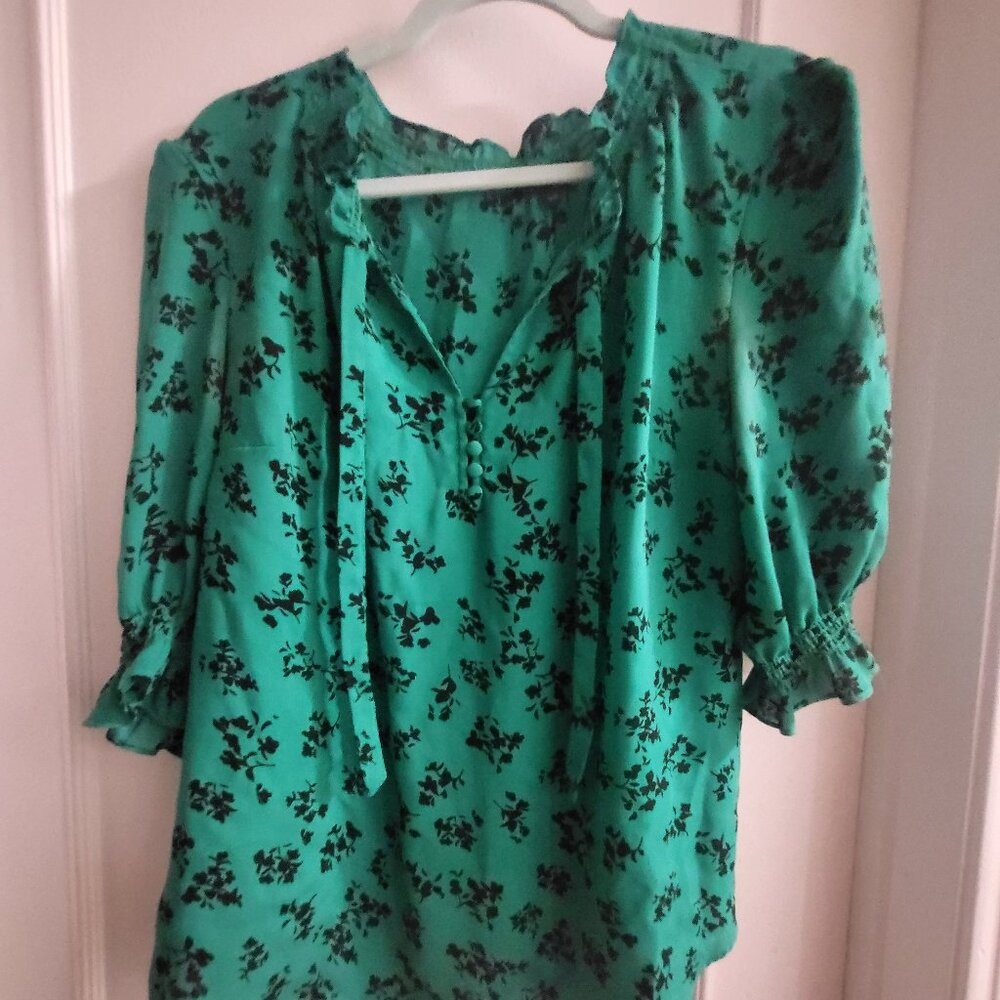 RW&CO. Emerald Green Floral Tie-Neck Blouse - Ruffle Cuff - Size Medium